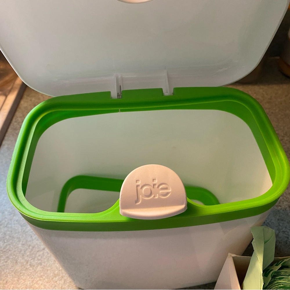 Joie White and Green Compost Container